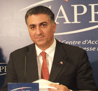 Reza Pahlavi : «<em>Ne confondons pas le droit à la technologie avec le droit à la gâchette</em>». 

		(Photo : Darya Kianpour/RFI)